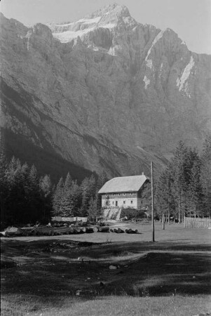 Wohnhaus : Wohnhaus in einem Tal am Fuße eines Bergmassivs.
