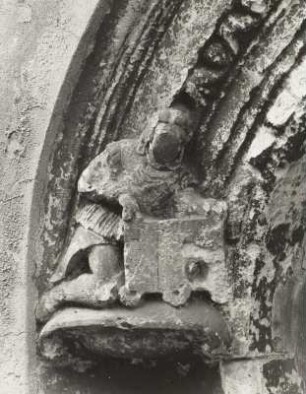 Freiberg (Sachsen), Kirchgasse 13, ehemaliges Oberhüttenamt, heute Wohnhaus, Figur eines Bergmannes am Sitznischenportal