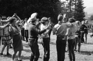 Thurner: ungarisches Pfadfinderlager im Schwarzwald, Spielwiese, Jungen und Mädel beim Volkstanz