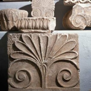 Thasos, Limenas Thasou, Archäologisches Museum : Thasos, Limenas Thasou, Archäologisches Museum. Bauornamentik verschiedener Bauwerke aus dem antiken Thasos