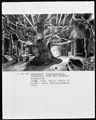 Schloss Linderhof, Hundingshütte, Innenraum nach einer Theateraufführung