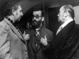 Karl Erich Müller, Maller / Graphiker; Willi Neubert : Karl Erich Müller (1917-1998; Maler, Grafiker) im Gespräch mit Willi Neubert (1920-2011; Maler) und einem Unbekannten