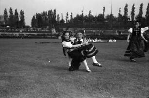 Internationale Handwerkausstellung: Tanzpose (Bub und Madel)