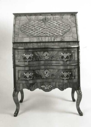 Schreibkommode. Weichholz, Rotbuche, nussbaumfurniert, Marketerie in Palisander, Ahorn, Pflaume, Messing, feuervergoldet; 109 x 68 x 49 cm, 1750/60