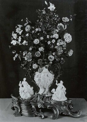 Blumenstrauß mit Sockelfiguren