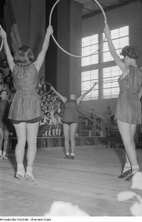 Darbietung gymnastischer Übungen mit Reifen