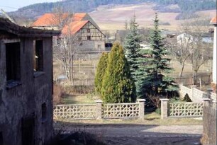 Blick auf einen Teil des Ortes, links leerstehendes Gebäude