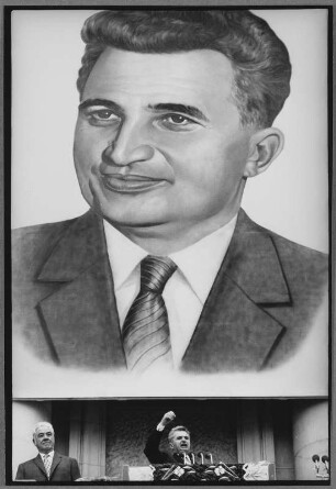 Nicolae Ceaușescu auf dem Balkon des ZK-Gebäudes bei einer Ansprache unter seinem monumentalen Bildnis
