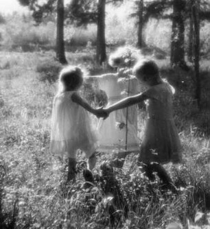 Kinderbilder. Drei Mädchen beim Ringelreihen
