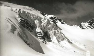 Silvretta. Larainferner im oberen Laraintal. Lawinenkegel gegen Gletscherbruch
