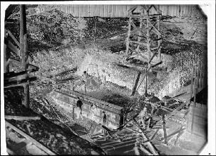 Staustufe Wipfeld. Blick vom linken Ufer in die Wehrbaugrube "L". Links die Joche für die Transportbrücke, rechts Betoneinbringung am Vorkopf des Fischpasspfeilers.