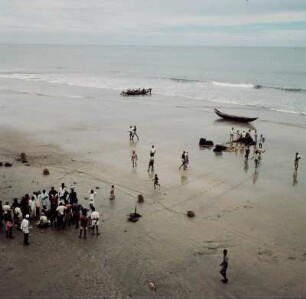 Accra, Beach : Accra (Ghana). Fischer mit Netz am Strand, 28. März 1959