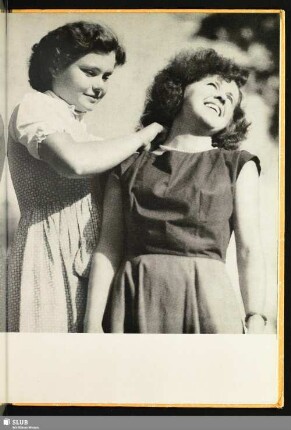 [Zwei Frauen im Kleid]