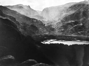 Glaziales Becken : Berglandschaft mit Gletschergebiet und Gletschersee