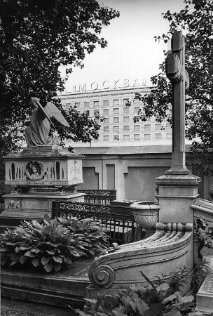 Leningrad ca. 1975, neben dem Hotel Moskwa befindet sich der Friedhof für prominente Künstler