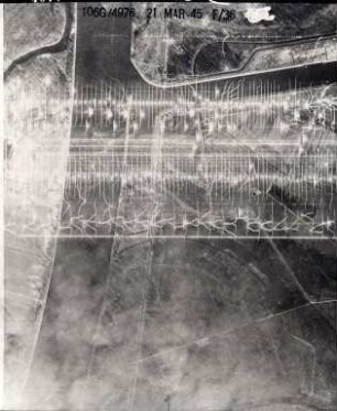 Amerikanische Luftbildaufnahmen von Kriegszerstörungen. Ausrichtung nach Norden (Bildstöreffekt). Rhein / Vorhafen / Rheinhafen (Stichkanal)