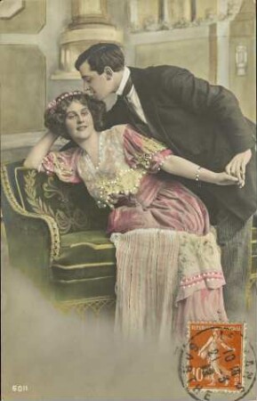 [Mann küsst Frau auf Sessel]