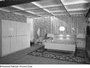 Ausstellungskoje mit Schlafzimmermöbeln (1981; VEB Möbelkombinat Zeulenroda-Triebes (ZEUTRIE))