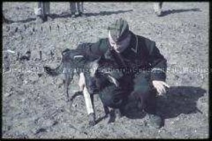 Soldaten in einem Zelt in einem Militärlager
