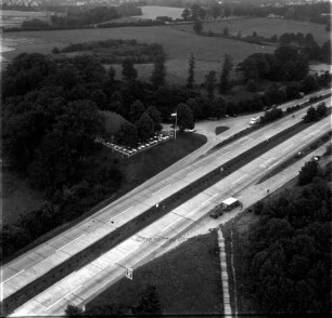 Bundesautobahn A1: Luftbild: Autobahnraststätte Trave bei Reinfeld: im Hintergrund die Hamburger Chaussee in Reinfeld
