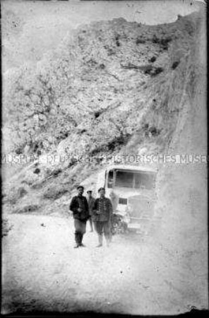 Soldaten auf einer Bergstraße neben einem LKW, 1. Weltkrieg