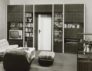 Anbauwand "Favorit" : Wohnzimmermöbel. Anbauwand "Favorit" (1976; VEB Möbelkombinat Wi-We-Na) und Sitzgruppe