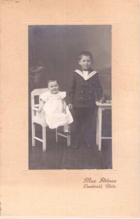 Foto zwei Kinder im Fotoatelier