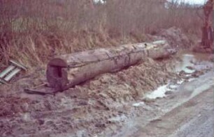 Moorweg: bei Durchlass Alte Alster: Fundstück Rohrleitung aus Holz, nach Bergung: Gesamtansicht, vorne Querschnitt: hinten rechts Bagger [angeschnitten]