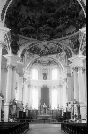 Neresheim: Mittelschiff mit Blick auf den Altar der Abteikirche