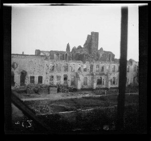 Messines (=Mesen, Belgien): "Kloster-Ruinen von Messines" mit Unterstand an der Außenmauer