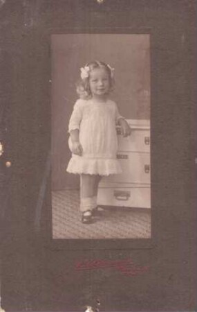 Foto kleines Mädchen im Fotoatelier