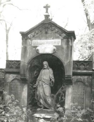 Grabmal der Familie Wischin : Grabmal der Familie Wischin. Sandstein (vor 1901). Prag-Královské Vinohrady, Olšaner Friedhof