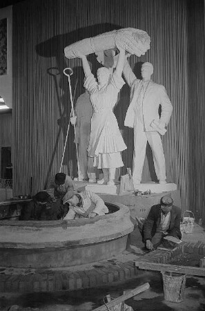 Vorbereitungen zur Frühjahrsmesse 1956, Der Rosenbrunnen im bulgarischen Pavillon