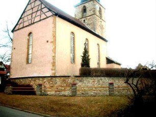 Ansicht von Südwesten mit Kirche über Kirchhofmauer (ein drittel originale Höhe) in übersichtlichem Verlauf