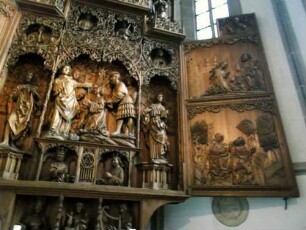 Stadtkirche-Hochchor Innen-Spätgotischer Cyriakus Hochaltar (um 1520) von Christoph von Urach-Zentralteil mit plastisch geschnitzten- sowie Südflügel mit halbplastischen Figurenszenen