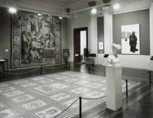 Venus Italica (Büste) : Raumaufnahme. Empore mit Bildteppich "Die Bestrafung des Elymas" und Büste der "Venus Italica" von A. Canova