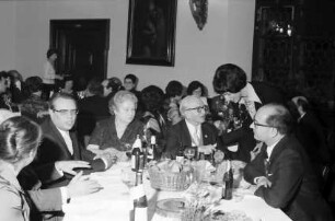 Freiburg: Kaufhaussaal, an Tischen, Werner, Frau ?, Jäger, Dettinger