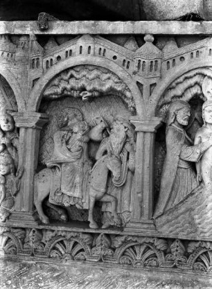 Reliefs mit Szenen aus dem Leben Christi: Taufe Christi, Kreuzigung und Himmelfahrt