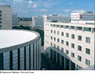Dresden-Altstadt, Prager Straße 6 und 8. Wöhrl-Plaza (1995-1996; G. Just, H. Just)