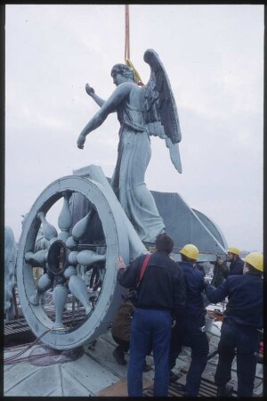 Abbau der Quadriga vom Brandenburger Tor, Umsetzen der Victoria per Kran