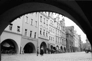 Hirschberg: Ausblick aus Laubengang auf Marktplatz