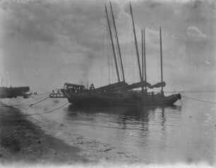 Sampan : Hausboote liegen am Strand vor Anker