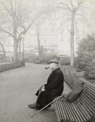 "Alte Leute beanspruchen wenig Platz". Paris, Jardin du Luxembourg, 1952