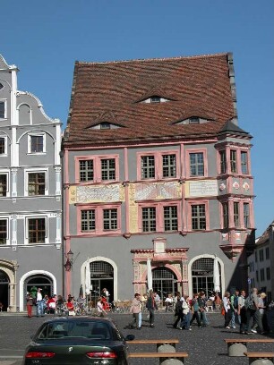 ehemalige Ratsapotheke am Untermarkt mit historischen Sonnenuhren