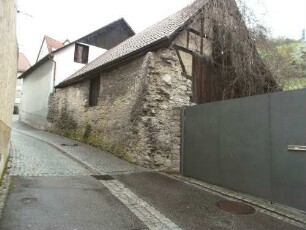 Stadtbefestigung-Ansicht im Ostsüdosten-Stadtmauer (Rest) in der hinteren Gasser oberhalb der Schmiedgasse (Wehrgang mit Steinbrüstung im 18 Jh abgetragen)