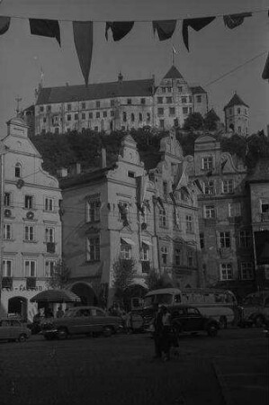 Landshut: geschmückte Altstadt mit Burg Trausnitz
