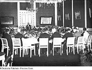 Musiksalon : Kurhaus (1814-1816; Carl Theodor Severin). Damen- und Herrengesellschaft an großer Tafel im Musiksalon