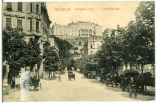 Budapest. Tunnelgasse mit West-Portal vom Burgberg-Tunnel (1857) : Budapest. Tunnelgasse mit Fiakern gegen westliches Tunnel-Portal (nach 1858; Ferenc Reitter) vom Burgberg-Tunnel (1853-1857; Adam Clark)