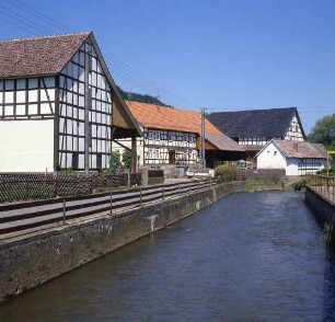 Knüllwald-Reddinghausen (Schwalm-Eder-Kreis). Ortsteilansicht. Blick über die Efze