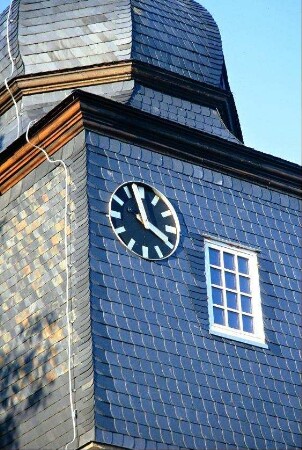 Mittelteil des Turmes mit Funkuhr und Sprossenfenster